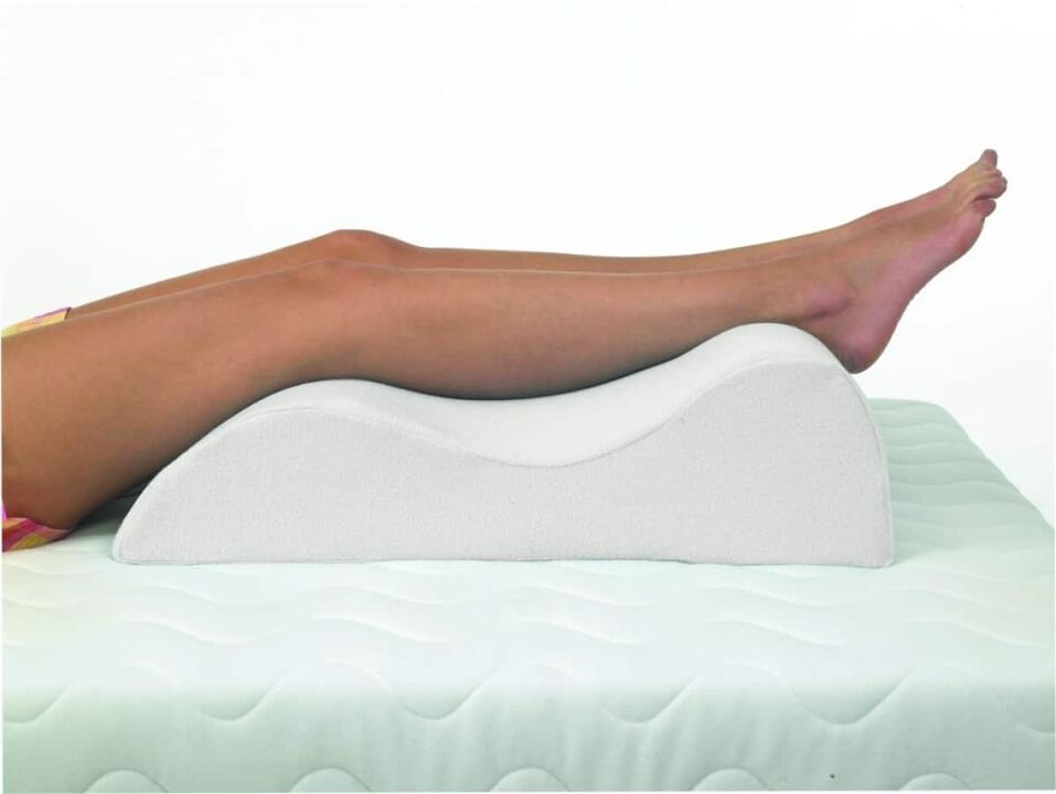 Orthopedic pillow to relieve the symptoms of varicose veins on the legs